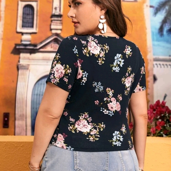 Scoop Neck Floral Tee - Picture 2 of 2